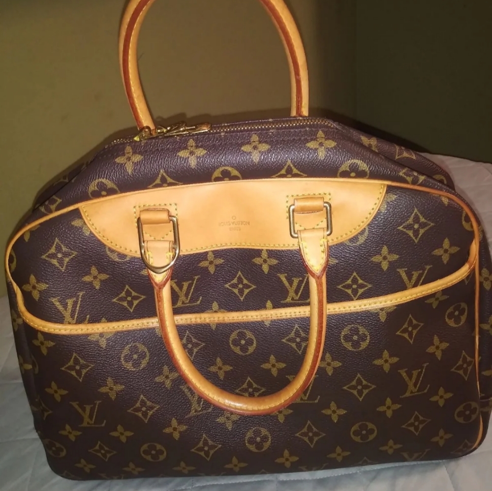 Authentic Louis Vuitton Monogram Large Deuville